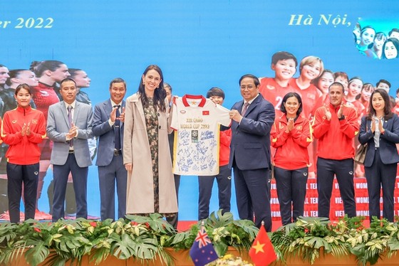 Thủ tướng Phạm Minh Chính tặng áo đội tuyển nữ Việt Nam cho Thủ tướng New Zealand ảnh 1