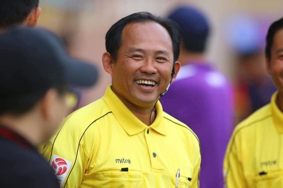 Trọng tài Nguyễn Đình Thái đoạt danh hiệu Còi vàng mùa bóng 2022 ảnh 1
