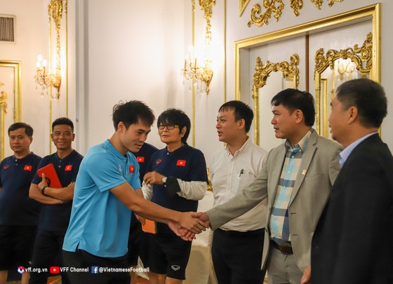 Phó Chủ tịch VFF Trần Anh Tú bắt tay chào mừng các tuyển thủ