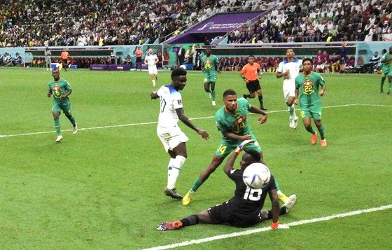 Saka ghi bàn ấn định chiến thắng 3-0 cho tuyển Anh