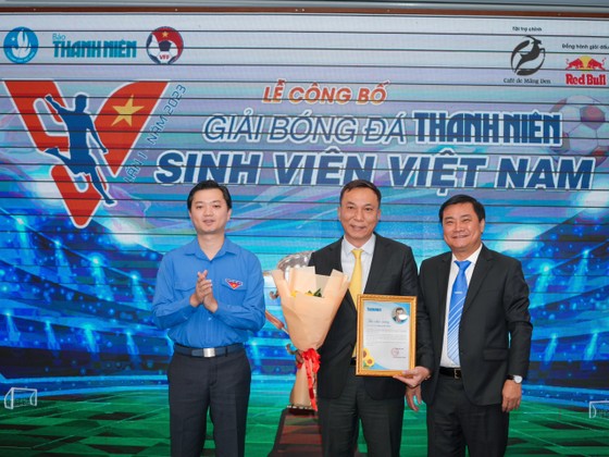 Lãnh đạo Đoàn TNCS Hồ Chí Minh và báo Thanh Niên đã tặng hoa chúc mừng ông Trần Quốc Tuấn vừa được tín nhiệm giữ chức Chủ tịch VFF