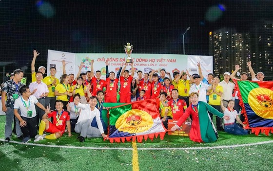 Ban tổ chức trao Cúp vô địch cho đội họ Phạm tại lễ bế mạc
