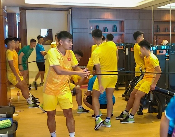 Các cầu thủ Olympic Việt Nam tại phòng tập Gym ngày 17-9