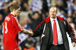 Benitez sốt ruột chờ Gerrard và  Torres