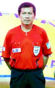 Trọng tài Dương Văn Hiền lập hat-trick