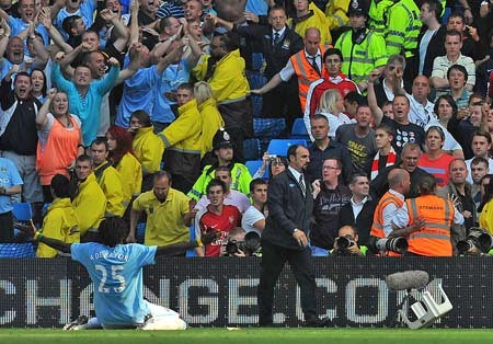 Thông tin thêm về biến cố ở trận Man.City - Arsenal 4-2: Cảnh sát điểm mặt Adebayor