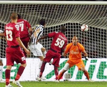 Vòng 4 - Serie A: Khuất phục Livorno, Juventus vững vàng ở ngôi đầu