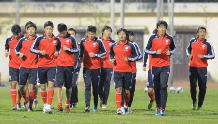 Đội tuyển Trung Quốc đã có mặt ở Hà Nội: Thắng để soán ngôi