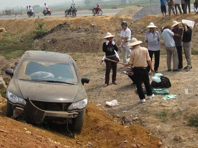 Chiếc xe Honda Civic bị "tai nạn" trên đường Láng – Hòa Lạc: Nhiều dấu hiệu tội phạm đặc biệt nguy hiểm ảnh 1