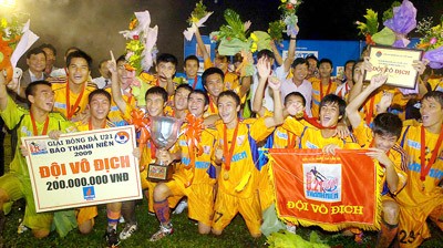 Chiều 7-10, khai mạc VCK giải bóng đá U.21 quốc gia - Báo Thanh Niên năm 2010: Căng ở bảng B