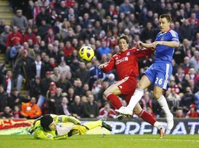 Thủ môn Petr Cech và trung vệ Terry bất lực nhìn Torres (áo đỏ) đưa bóng vào lưới. Ảnh: AP. ảnh 2 Thủ môn Petr Cech và trung vệ Terry bất lực nhìn Torres (áo đỏ) đưa bóng vào lưới. Ảnh: AP. ảnh 2