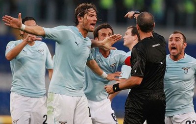 Cầu thủ Lazio phản đối quyết định của trọng tài ảnh 1 Cầu thủ Lazio phản đối quyết định của trọng tài ảnh 1