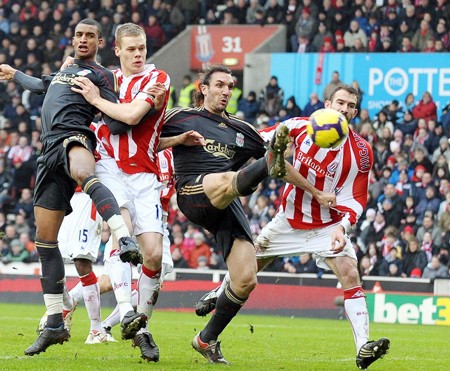 Cú ra chân ghi bàn của hậu vệ Kyrgiakos trên sân Stoke City ngày 16-1 ảnh 2 Cú ra chân ghi bàn của hậu vệ Kyrgiakos trên sân Stoke City ngày 16-1 ảnh 2