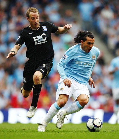 Tiền đạo Carlos Tevez (phải, Man.City) đi bóng trước tiền vệ Lee Bowyer của Birmingham ảnh 3 Tiền đạo Carlos Tevez (phải, Man.City) đi bóng trước tiền vệ Lee Bowyer của Birmingham ảnh 3