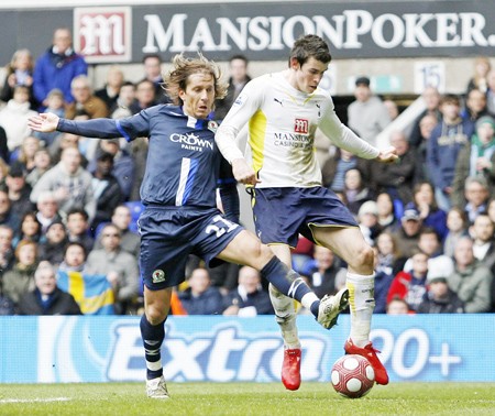 Hậu vệ Michel Salgado (trái, Blackburn) nỗ lực ngăn pha đi bóng của tiền vệ Tottenham Gareth Bale ảnh 4 Hậu vệ Michel Salgado (trái, Blackburn) nỗ lực ngăn pha đi bóng của tiền vệ Tottenham Gareth Bale ảnh 4