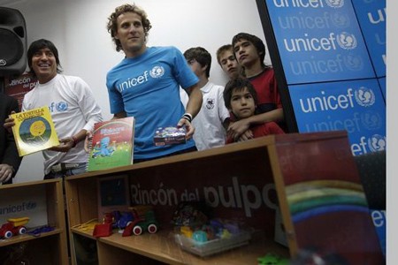 Tiền đạo Diego Forlan trở thành đại sứ Unicef