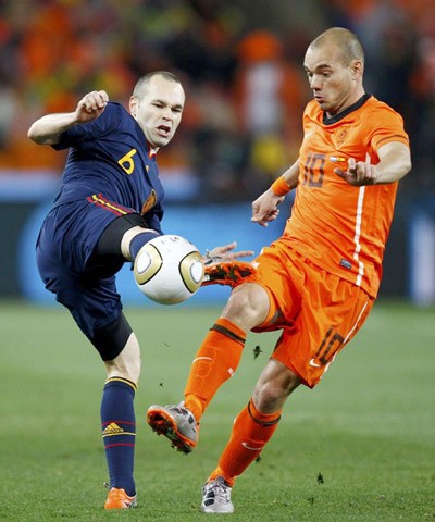 Iniesta: "Sneijder xứng đáng giành Quả bóng vàng"