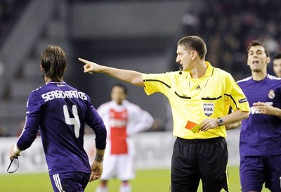 Sergio Ramos rời sân sau khi nhận thẻ vàng thứ nhì. ảnh 1 Sergio Ramos rời sân sau khi nhận thẻ vàng thứ nhì. ảnh 1