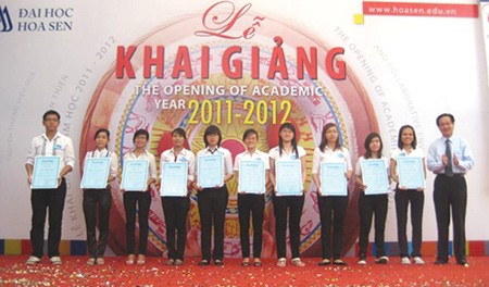 Ông Nguyễn Thanh Minh (bìa phải) - Tổng Biên tập Báo Doanh Nhân Sài Gòn trao học bổng cho 10 sinh viên Hoa Sen có hoàn cảnh khó khăn có nỗ lực học tập tốt ảnh 2 Ông Nguyễn Thanh Minh (bìa phải) - Tổng Biên tập Báo Doanh Nhân Sài Gòn trao học bổng cho 10 sinh viên Hoa Sen có hoàn cảnh khó khăn có nỗ lực học tập tốt ảnh 2