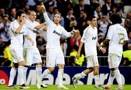 Hậu vệ Sergio Ramos (giữa, Real Madrid) mừng bàn thắng thứ 4 với đồng đội. Ảnh: AFP ảnh 1 Hậu vệ Sergio Ramos (giữa, Real Madrid) mừng bàn thắng thứ 4 với đồng đội. Ảnh: AFP ảnh 1