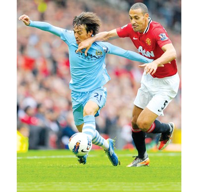 Trung vệ Man.United Rio Ferdinand (phải) đã giở mọi tiểu xảo nhưng không ngăn cản được tiền vệ David Silva (trái) chơi một trận để đời trên sân Old Traford. ảnh 1 Trung vệ Man.United Rio Ferdinand (phải) đã giở mọi tiểu xảo nhưng không ngăn cản được tiền vệ David Silva (trái) chơi một trận để đời trên sân Old Traford. ảnh 1