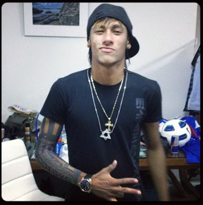  122022 Neymar khó chịu với hình xăm trên lưng của Richarlison và cho  tiền để xóa  22023 Richarlison xuất hiện và hình xăm của Neymar thì vẫn  còn rất to