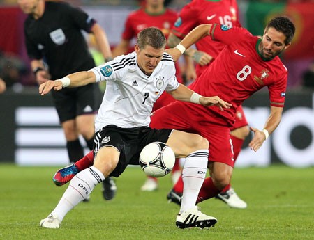 Tiền vệ Bastian Schweinsteiger (trái) trong màu áo tuyển Đức ảnh 3 Tiền vệ Bastian Schweinsteiger (trái) trong màu áo tuyển Đức ảnh 3