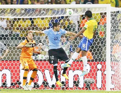 Thắng Uruguay 2 - 1, Brazil vào chung kết Confederations Cup 2013