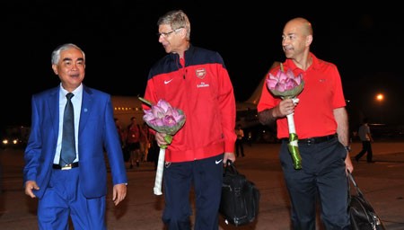 Pháo thủ Arsenal đã có mặt tại Việt Nam: “Người nhà” về thăm quê