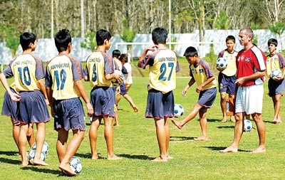 Bóng đá chân trần ảnh 1