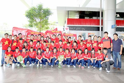 Đội tuyển nữ Việt Nam trở về từ Hàn Quốc: Sẵn sàng cho mục tiêu World Cup 2015 ảnh 1