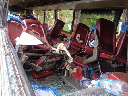 Đà Lạt: Xe khách tông vào vách núi, ít nhất 3 người chết, hàng chục người bị thương