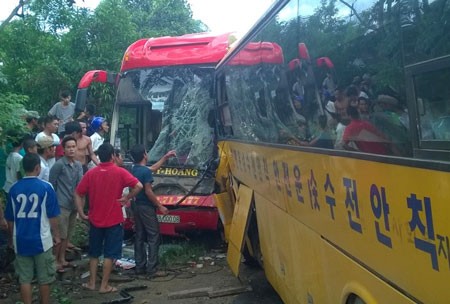 Hà Tĩnh: Hai xe khách đối đầu trên quốc lộ 8A