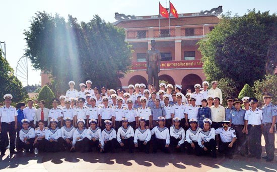 Đoàn cán bộ chiến sĩ bảo vệ biển đảo dâng hương tại Bảo tàng Hồ Chí Minh