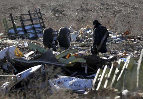 Lắp ráp mảnh vỡ máy bay MH17 tại Hà Lan