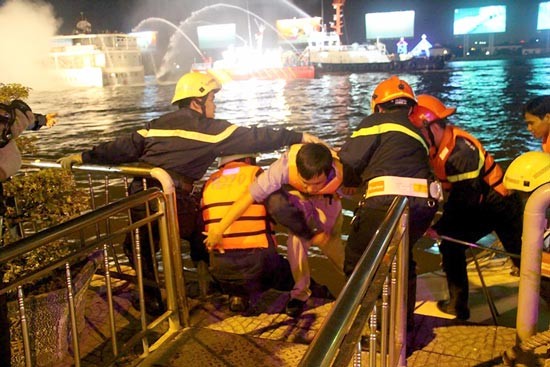Diễn tập chữa cháy, cứu nạn tàu nhà hàng trên sông Sài Gòn