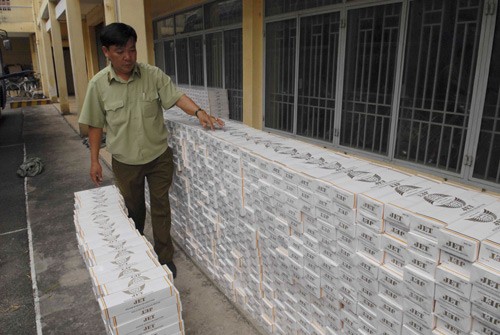 TPHCM: Bắt xe khách chở 16.350 gói thuốc lá nhập lậu