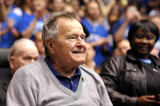 Cựu Tổng thống Mỹ George H.W. Bush nhập viện