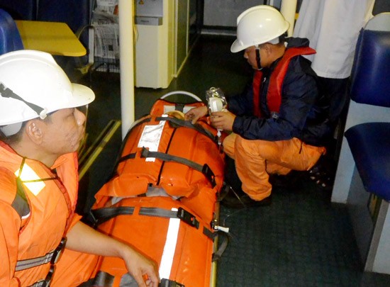Tàu Sar 412 cứu ngư dân bị chân vịt chém chấn thương sọ não trên biển