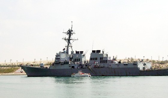 Tàu chiến Mỹ bị tên lửa nhắm bắn ngoài khơi Yemen