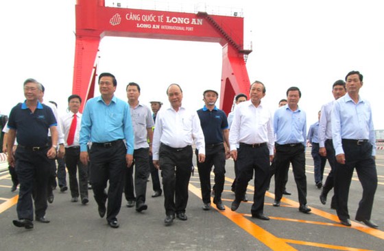 Thủ tướng Nguyễn Xuân Phúc khảo sát Cảng quốc tế Long An