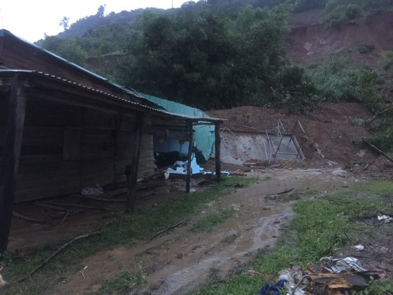 Sạt lở núi, vùi lấp nhiều căn nhà ở Đắk Lắk ảnh 2