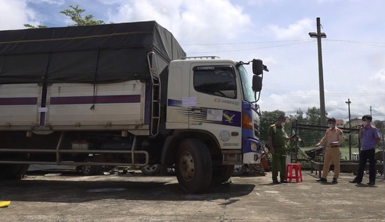 Truy đuổi 100km bắt tài xế xe tải tông gãy nhiều barie, vượt chốt kiểm dịch ảnh 2