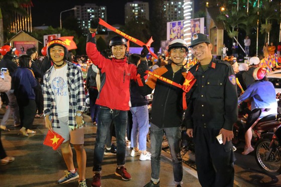 Cả nước xuống đường mừng vô địch bóng đá nam SEA games 30 ảnh 33