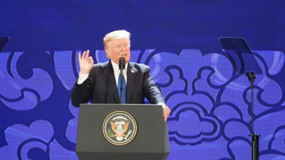 Tổng thống Hoa Kỳ Donald Trump phát biểu tại APEC CEO Summit chiều 10-11 ngay sau khi đến Đằ Nẵng