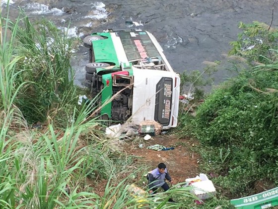 Cận cảnh vụ xe khách bị lật làm 21 người thương vong ở đèo Lò Xo ảnh 1