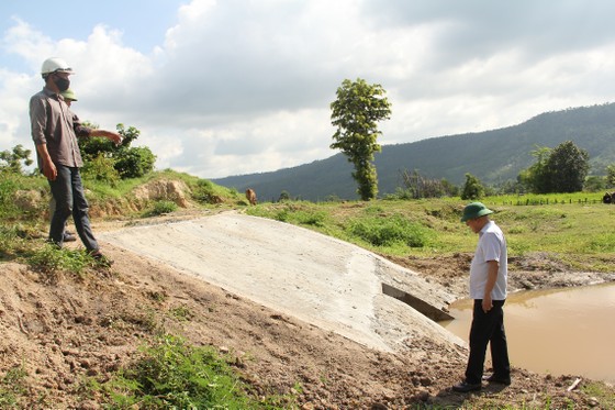 Kiểm tra công trình thủy lợi hơn trăm tỷ chưa bàn giao đã "nát" ảnh 2