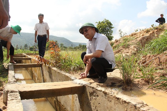 Kiểm tra công trình thủy lợi hơn trăm tỷ chưa bàn giao đã "nát" ảnh 3