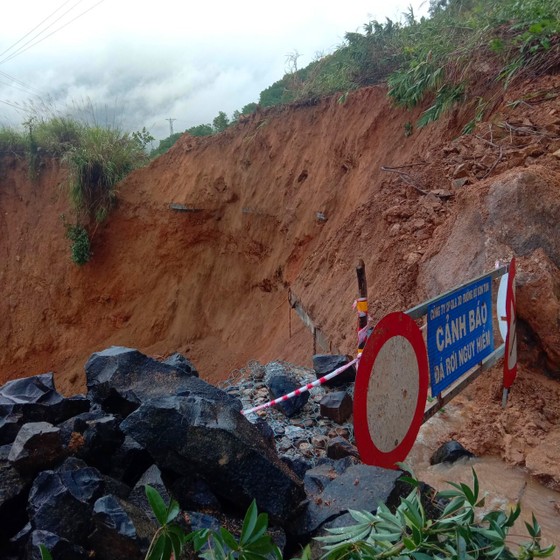 Đường Trường Sơn Đông liên tục sạt lở, giao thông tê liệt ảnh 2