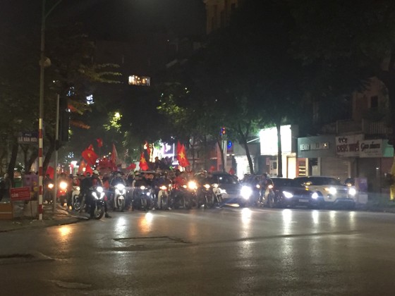Cả nước xuống đường mừng vô địch bóng đá nam SEA games 30 ảnh 3